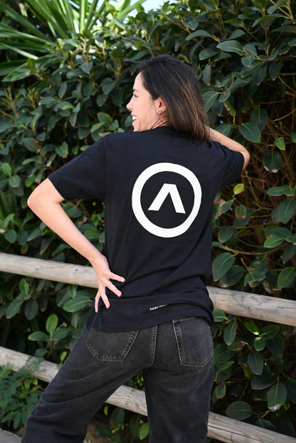 camiseta negra logo