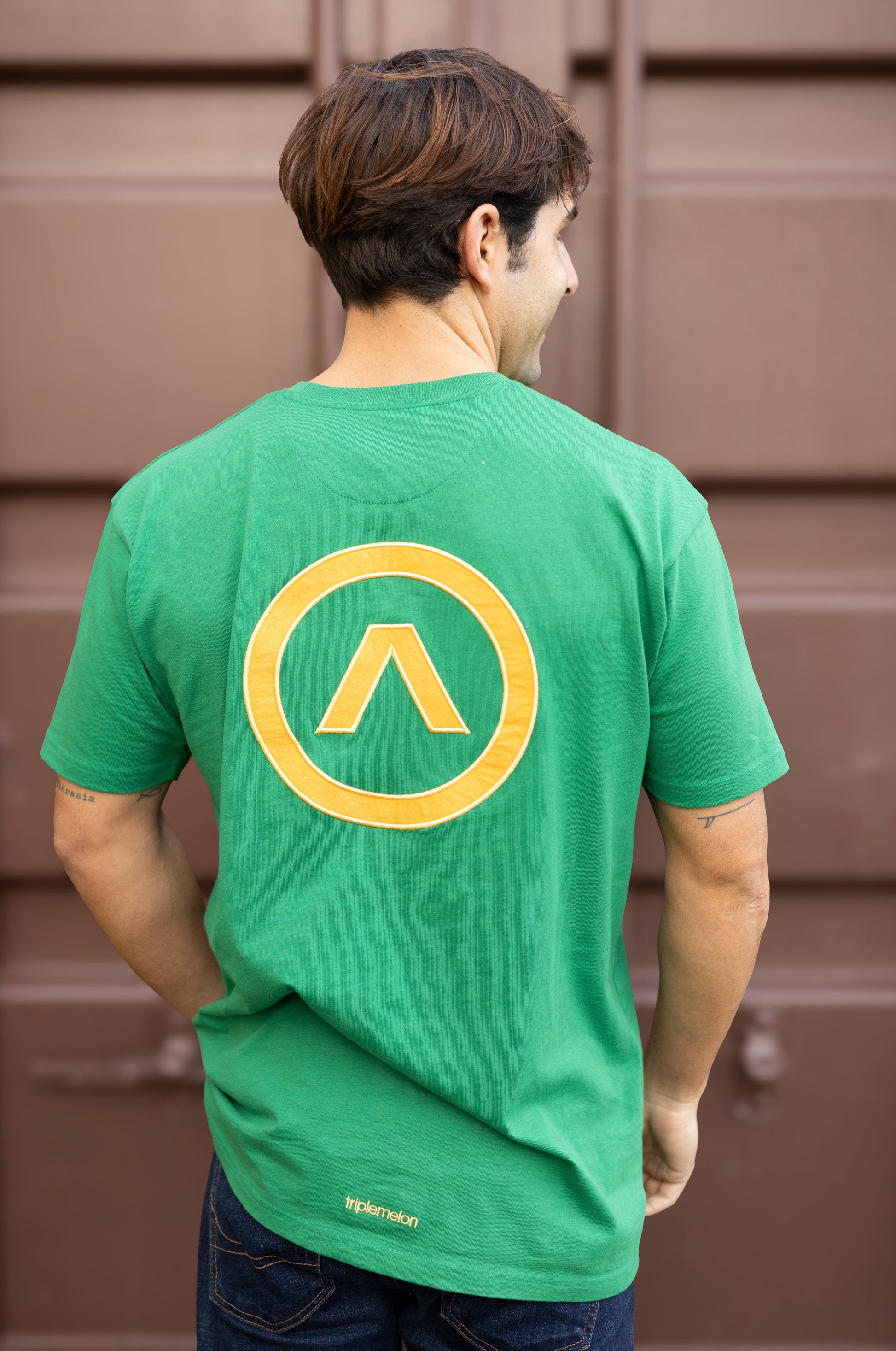 camiseta verde outfits urbanos